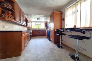 Kitchen/Breakfast Room- click for photo gallery